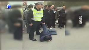 自制長夾偷手機 戰(zhàn)士民警聯手制服小偷