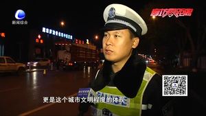 工作人員夜間施工 市區(qū)主干道交通護欄換新