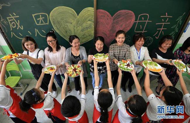 5月10日，在河北省邯鄲市趙王小學(xué)開展的“感恩母親”主題活動(dòng)中，學(xué)生將制作的水果拼盤送給媽媽。