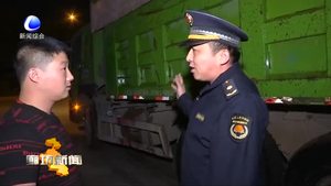 市城市管理綜合行政執(zhí)法局夜查渣土車 筑牢降塵行車安全防線