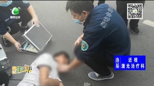 醉酒男子昏迷街頭 熱心市民出手救助