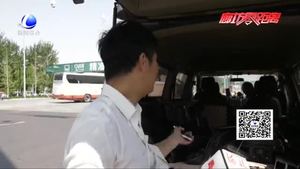 零距離·交通：客車?yán)?駕駛?cè)诉`法“講義氣”