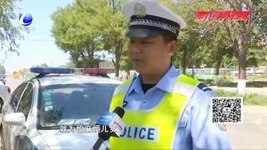 零距離·交通：八旬老人街頭暈倒 交警暖心救助送其回家