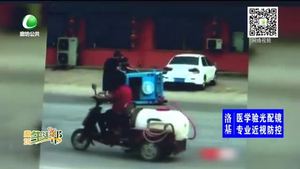 老人被困車廂 三名小伙沖上救人