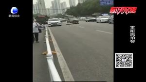 車流如織 一男子疑似醉酒橫躺路中央