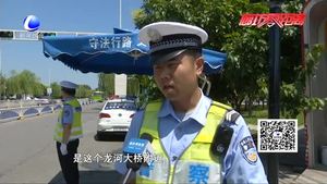 八旬老人外出迷路   交警暖心送其回家