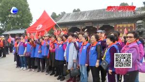 第八屆幸?；鶚I(yè)魅力夕陽(yáng)登山節(jié) 老人登山游湖共享美景