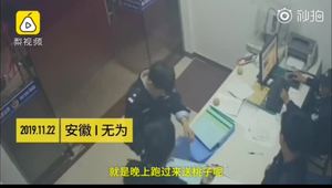 兩位萌娃派出所送桃