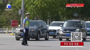 交警下班路上遇擁堵 冒雨指揮保暢通