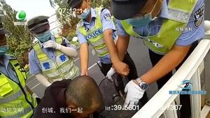 八旬老人路邊摔倒 交警熱心幫忙救助