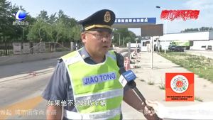 交警路政聯(lián)合執(zhí)法 查處超限超載貨車