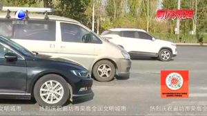 6座小客車塞11人 市交警一大隊(duì)查獲一輛超員車