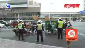 交警部門持續(xù)治理機(jī)動車占用非機(jī)動車道 守護(hù)道路安全暢通